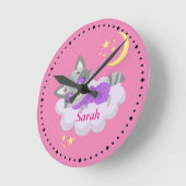 スリープパーソナライズされたベビーラクーン子供部屋 ラウンド壁時計 (傾斜)