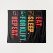 スリープ食べフォークリフトのリピート – フォークリフトのオペレータ タペストリー (正面(横))