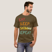 スリープ食べンスイムリピーターTriathlonスイミングコーチ Tシャツ (正面フル)