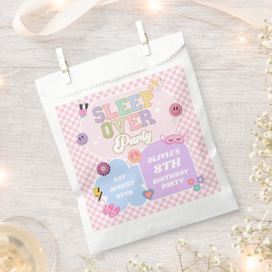 スリーポバー名門私立校風のバーシティパッチ誕生日パーティー フェイバーバッグ (クリップ留めされた状態)