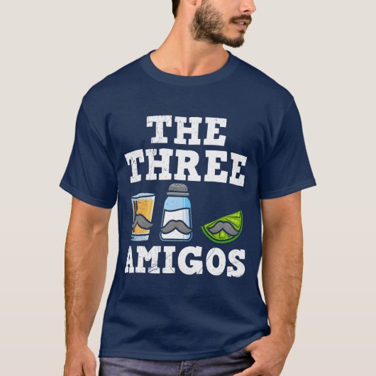 スリー・アミーゴス テキーラ メキシコ 飲み物 メキシカン ジョーク Tシャツ (正面)