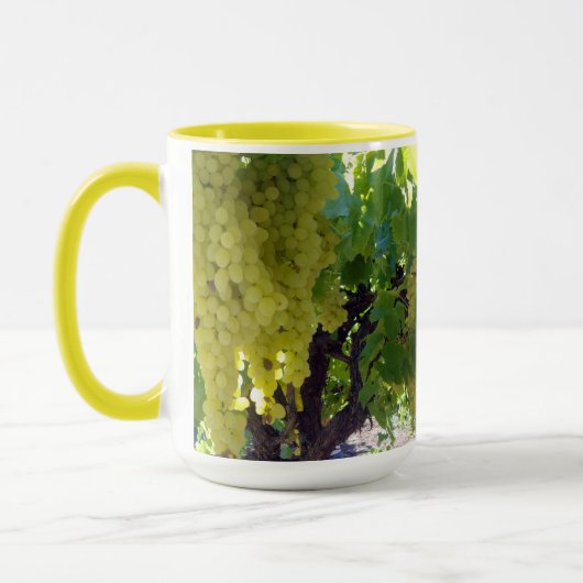 スルタナ葡萄を葡萄のつる植物に マグカップ (左)
