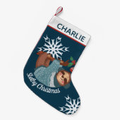 スロシーなクリスマスのためにセーターを着たかわいいナマケモノ スモールクリスマスストッキング (正面 (吊り時))