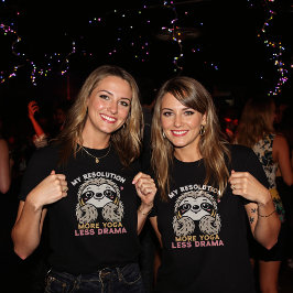 スロスヨガゴールTシャツ – より多くのヨガ、より少ないドラマ Tシャツ