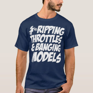 スロットを限界まで回してモデルと激しくぶつかる面白Tシャツ Tシャツ