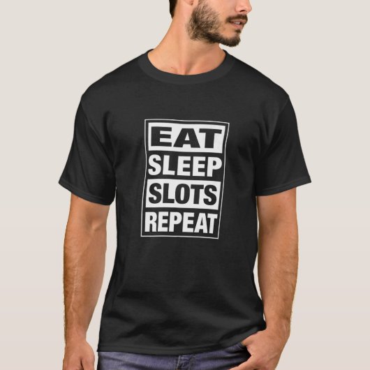 スロットマシンプレーヤースリープスロッ食べトリピートカジノ Tシャツ (正面)