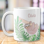 スロッパーソナライズされたト コーヒーマグカップ<br><div class="desc">この可愛いマグッ飾グは、トロピカルなを持つ枝からつるの笑顔のナマケモノの水の色で離れある。名前を使って簡単にカスタマイズ。[更にカスタマイズ表示]オプションを使用して、必要な文字のサイズ、スタイル、または色をもし変更する。我々は独自のアートワークを作成するので、他のデザイナーからの正確な画像を見つけることができない。オリジナル水彩©ミケーレ・デイヴィス。</div>