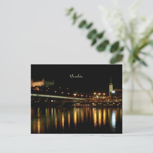 スロバキアの夜の美しい街並みの写真 ポストカード (スタンド正面)