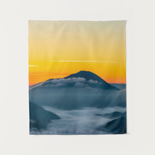 スロベニアのウルシュジャ・ゴラ上空のオレンジ色の日の出の空 タペストリー (正面)