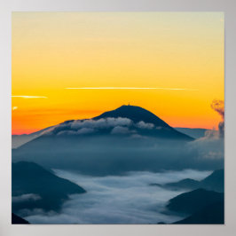 スロベニアのウルシュジャ・ゴラ上空のオレンジ色の日の出の空 ポスター