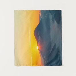 スロベニアのウルシュラジャ・ゴラの背後で太陽のピーク タペストリー