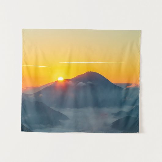 スロベニアのウルシュラジャ・ゴラの背後で太陽のピーク タペストリー (正面(横))