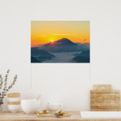 スロベニアのウルシュラジャ・ゴラの背後で太陽のピーク ポスター (キッチン)