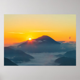 スロベニアのウルシュラジャ・ゴラの背後で太陽のピーク ポスター