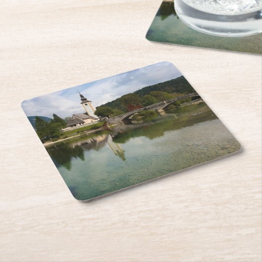 スロベニアのコースターの教会が付いているBohinj湖 スクエアペーパーコースター (アングル)
