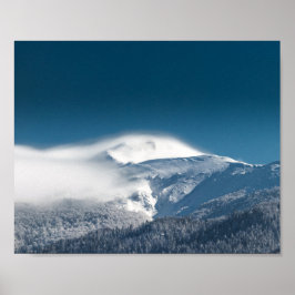 スロベニアのスネシュニクの雪山の上のもやの雲 ポスター