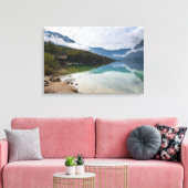 スロベニアのボヒニ湖に沿ったキャビン キャンバスプリント (インサイチュ (リビング))