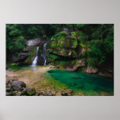 スロベニアのヴィリエの壮大な滝 ポスター (正面)