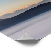 スロベニアの山々と谷の朝の霧 ポスター (角)