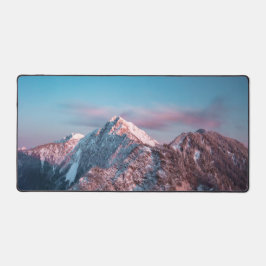 スロベニアの山の上の魔法の空 デスクマット