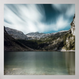 スロベニアの山クルンと壮麗なクルン湖 ポスター