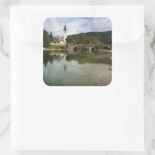 スロベニアの教会とボヒニ湖ステッカー スクエアシール (バッグ)