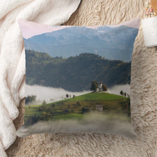 スロベニアの枕のセントトーマス教会そして山 クッション (ブランケット)