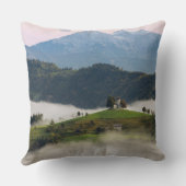 スロベニアの枕のセントトーマス教会そして山 クッション (裏面)