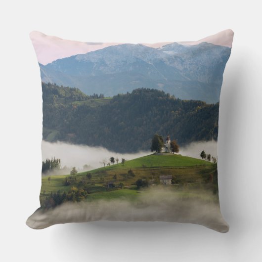 スロベニアの枕のセントトーマス教会そして山 クッション (正面)