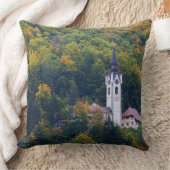 スロベニアの秋の森林の教会 クッション (ブランケット)