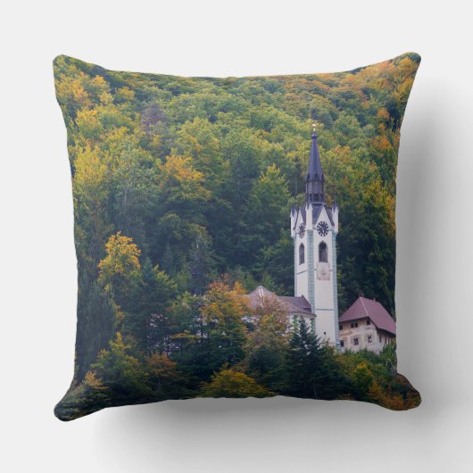 スロベニアの秋の森林の教会 クッション (裏面)