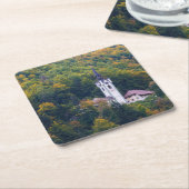 スロベニアの秋の森林の教会 スクエアペーパーコースター (アングル)