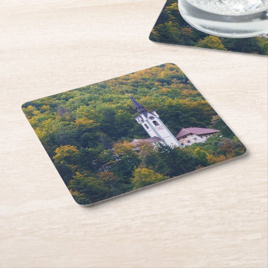 スロベニアの秋の森林の教会 スクエアペーパーコースター (アングル)