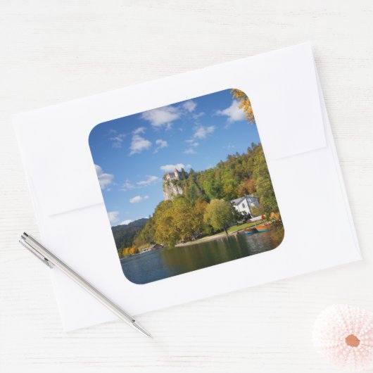 スロベニアの秋の色の木々と湖 スクエアシール (封筒)