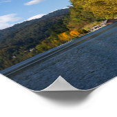 スロベニアの秋の色の木々と湖 ポスター (角)