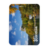 スロベニアの秋の色の木々と湖 マグネット (縦)