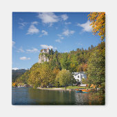 スロベニアの秋の色の木々と湖 マグネット (正面)