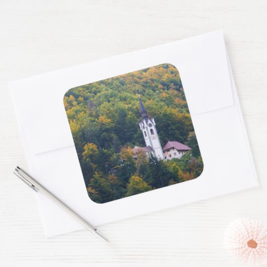 スロベニアの秋林の教会 スクエアシール (封筒)