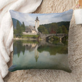 スロベニアの装飾用クッションの教会が付いているBohinj湖 クッション (ブランケット)