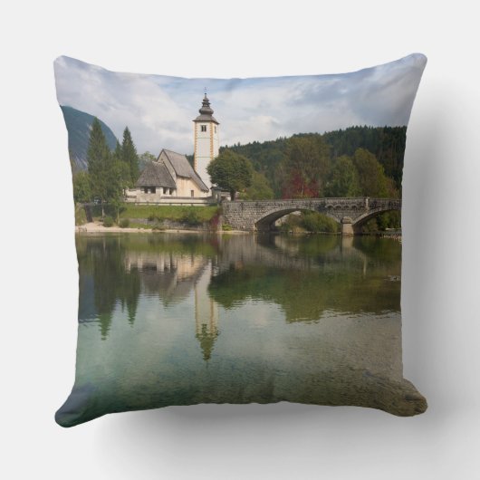 スロベニアの装飾用クッションの教会が付いているBohinj湖 クッション (裏面)
