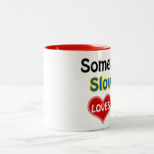 スロベニアの誰かが私を愛している ツートーンマグカップ (中央)