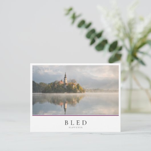 スロベニアの霧の出た湖の日の出 ポストカード (スタンド正面)