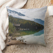 スロベニアのBohinj湖の横の小屋 クッション (ブランケット)