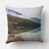 スロベニアのBohinj湖の横の小屋 クッション (裏面)