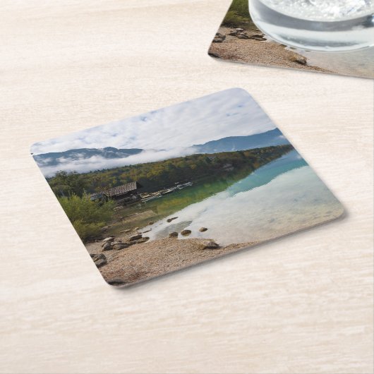 スロベニアのBohinj湖の横の小屋 スクエアペーパーコースター (アングル)