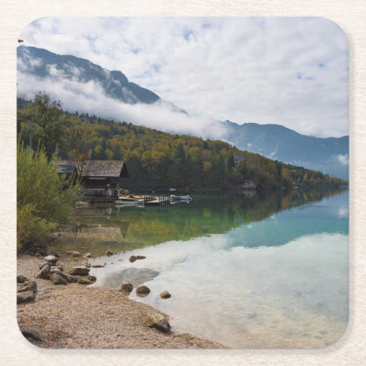 スロベニアのBohinj湖の横の小屋 スクエアペーパーコースター (正面)