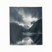 スロベニアのZgornje Jezerskoで暗闇と雨