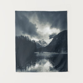 スロベニアのZgornje Jezerskoで暗闇と雨 タペストリー