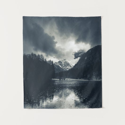 スロベニアのZgornje Jezerskoで暗闇と雨 タペストリー (正面)