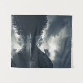 スロベニアのZgornje Jezerskoで暗闇と雨 タペストリー (正面(横))